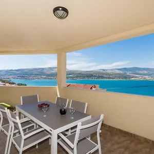 apartments-bluesky.hotels-in-trogir.com/